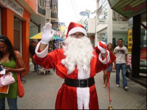 DSC08409 Apenas o Papai Noel dá o ar de sua graça junto à criançada