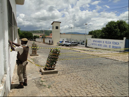 Polícia isola ruas de o ao Complexo Policial