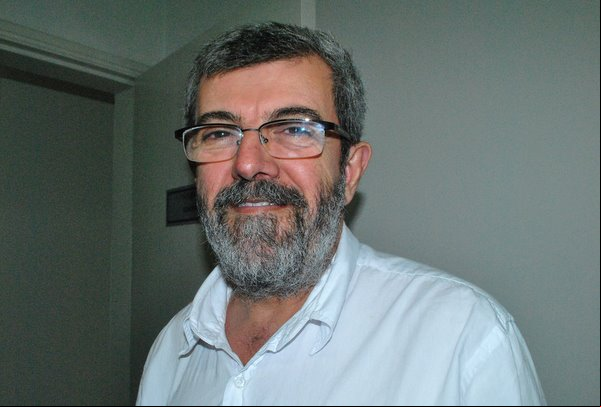DSC_0084 O professor Elias Dourado diz ser amigo e irador do radialista Herzem Gusmão, mas quando o assunto é política o tratamento é diferente